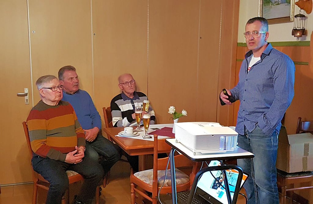 Norman Wagner vom Salzwedeler Polizeirevier erklärte den Immekathern Senioren die Enkeltrickmasche.