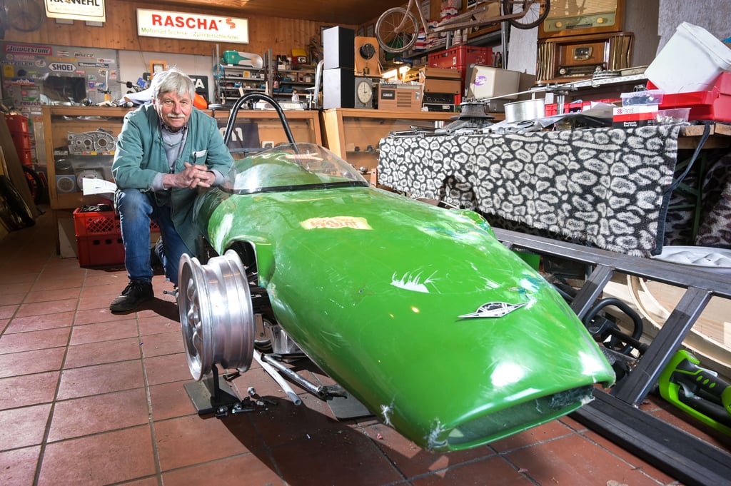 Ralf Schaum in seiner Werkstatt mit dem legendären Formel-3-Rennwagen. Der Oldtimer-Liebhaber aus Teicha baut den bei Rennfreunden als Willy-Lehmann-Wartburg SEG II bekannten Kultwagen zusammen mit Freunden wieder auf. Foto: Heiko Rebsch/dpa-Zentralbild/dpa