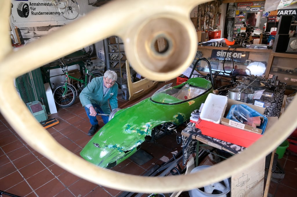 Ralf Schaum in seiner Werkstatt mit dem legendären Formel-3-Rennwagen. Der Oldtimer-Liebhaber aus Teicha baut den bei Rennfreunden als Willy-Lehmann-Wartburg SEG II bekannten Kultwagen zusammen mit Freunden wieder auf. Foto: