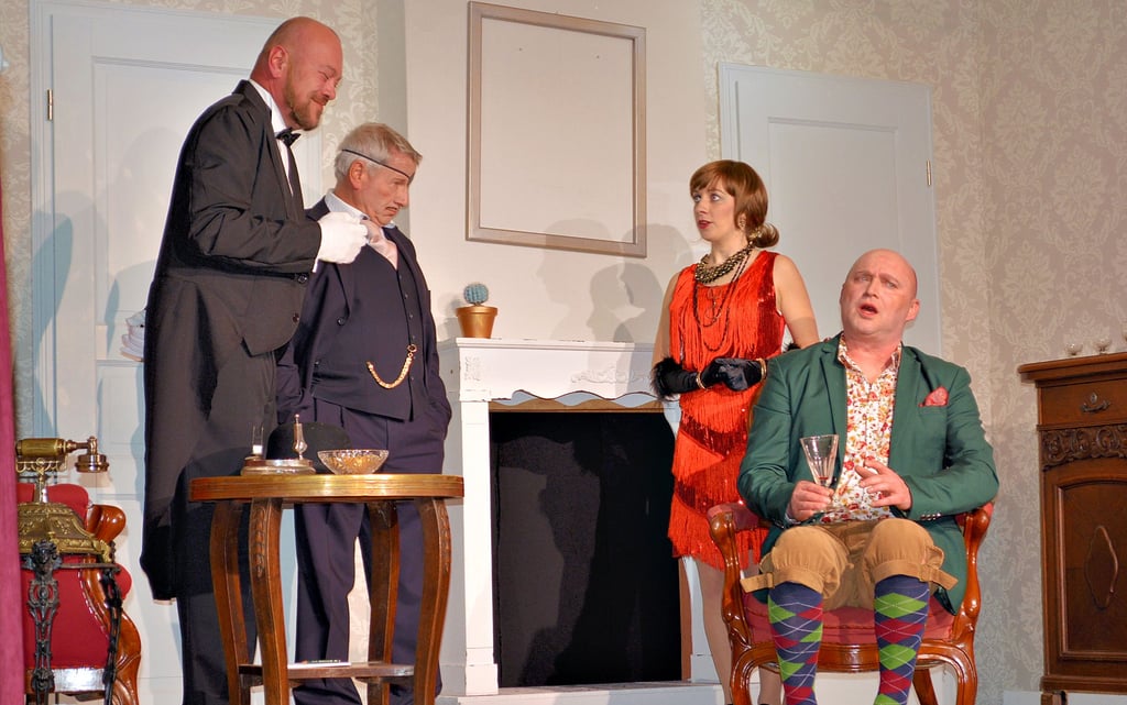 Butler Jean (André Grothe, links), Anton Diesel (Otto Kaufmann) und Waldi (Torsten Dahms, rechts) halten Tü Tu Runter (Pia Hemstedt) und ihre Freundinnen ganz schön auf Trab.