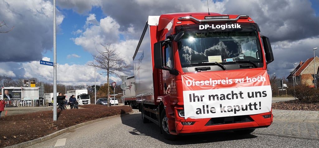 Mit Plakaten und lautem Gehupe sorgten LKW-Fahrer am Sonnabend, 19. März, für Aufsehen in Wernigerode.