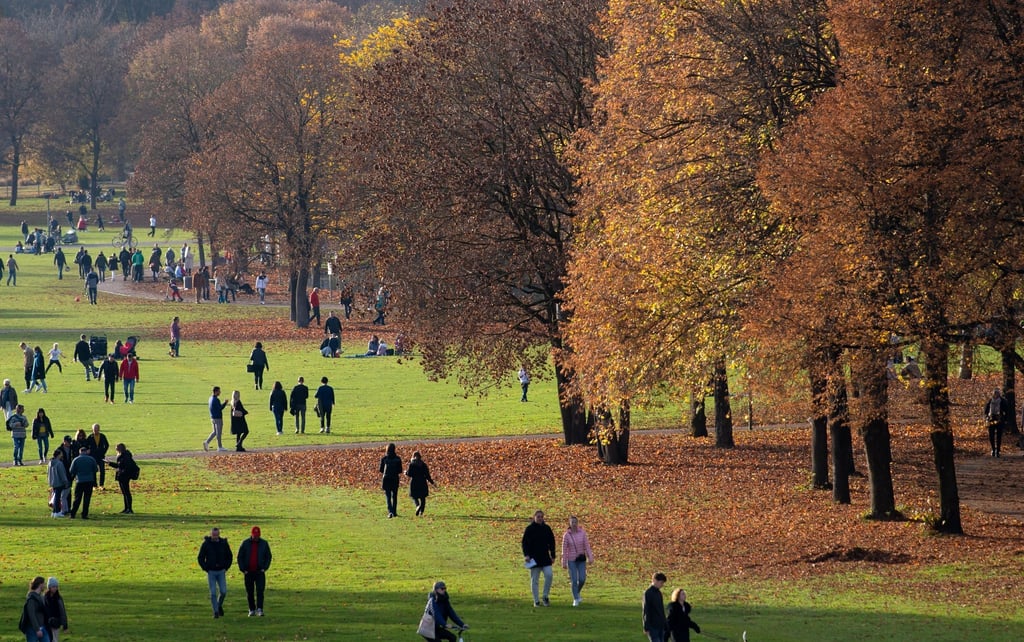 Ausflügler im Park. Jeder zweite Bürger ist für autofreie Sonntage um die weniger Abhängig von russischem Öl zu machen.