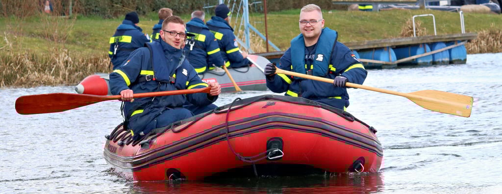 Hier üben die Helfer das Zusammenspiel in einem Schlauchboot. Alle Ortsverbände sollen demnächst mindestens ein Schlauchboot besitzen. Dadurch müssen die Ortsverände auch Helfer haben, die im Umgang mit den Booten geschult sind. 15 Helfer bildete der Ortsverband Calbe am Wochenende auf der Saale aus.