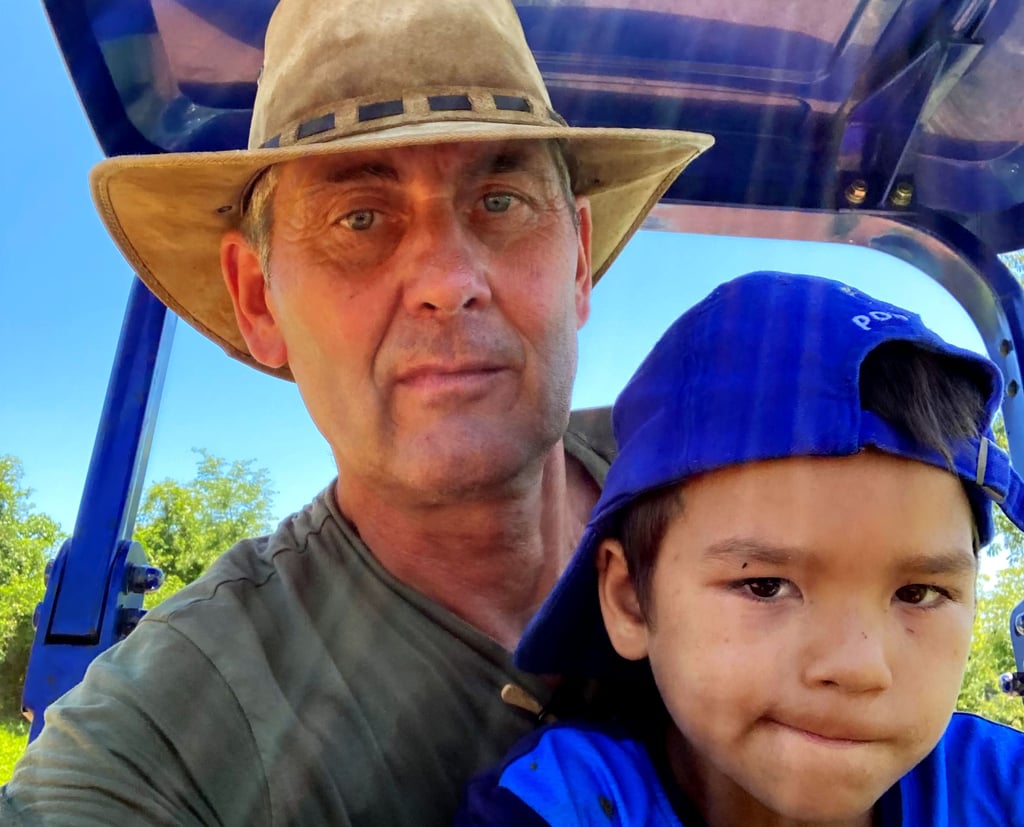 Torsten Schön aus Saubach ist - bereits vor drei Jahren - nach Paraguay ausgewandert, wo es traditionell eine starke deutsche Kolonie gibt. Hier mit mit dem kleinen Riccardo, einem der vier Kinder des bei dem Saubacher beschäftigten Landarbeiters.
