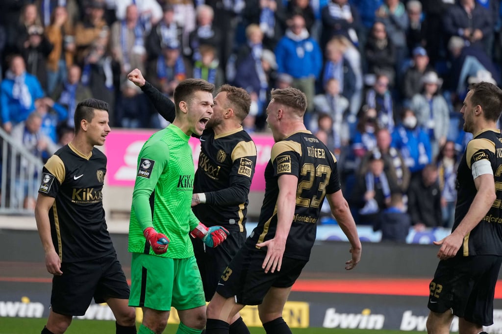 Die Mannschaft des SV Meppen feiert den Punktgewinn beim 1. FC Magdeburg.