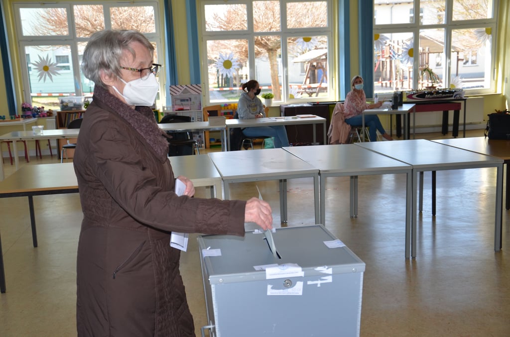 Marlies Waldburg gehört zu den Wählern, die in Löderburg im Wahllokal 13 von ihrem Stimmrecht Gebrauch machten.