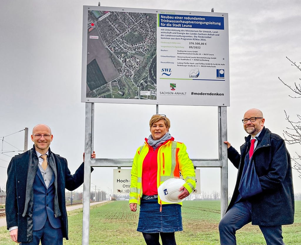 Silvio Rockstroh (Regionalwerke Leuna, v.l.), Sylvia Brandt (Baufirma Pfeiffer) und Michael Reiß weihen das Baustellenschild ein.