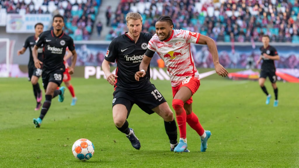 Harter Gegenspieler: Martin Hinteregger gegen Christopher Nkunku.