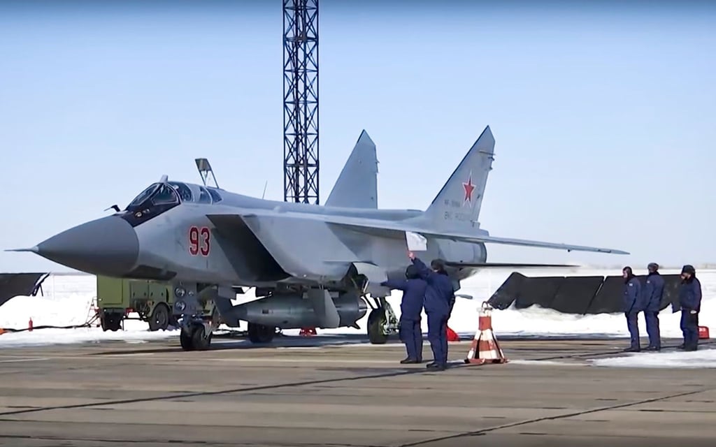 Ein russischer Kampfjet vom Typ MiG-31 bestückt mit der „Kinschal“.