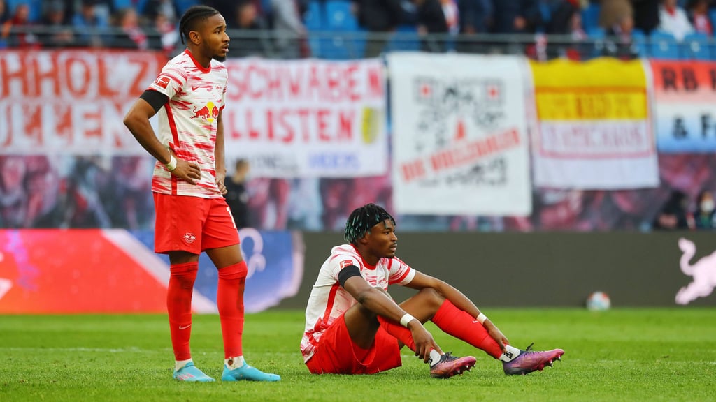 Nur schwer zu glauben, das 0:0 gegen Frankfurt für Nkunku und Simakan (r.)