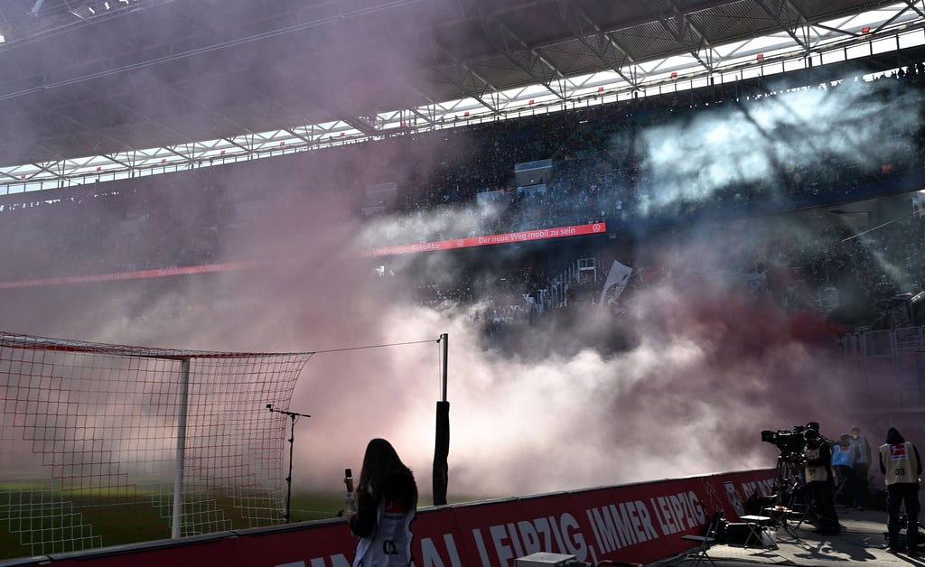 Dichte Rauchwolken in der Red Bull Arena beim Leipziger Heimspiel gegen Eintracht Frankfurt.