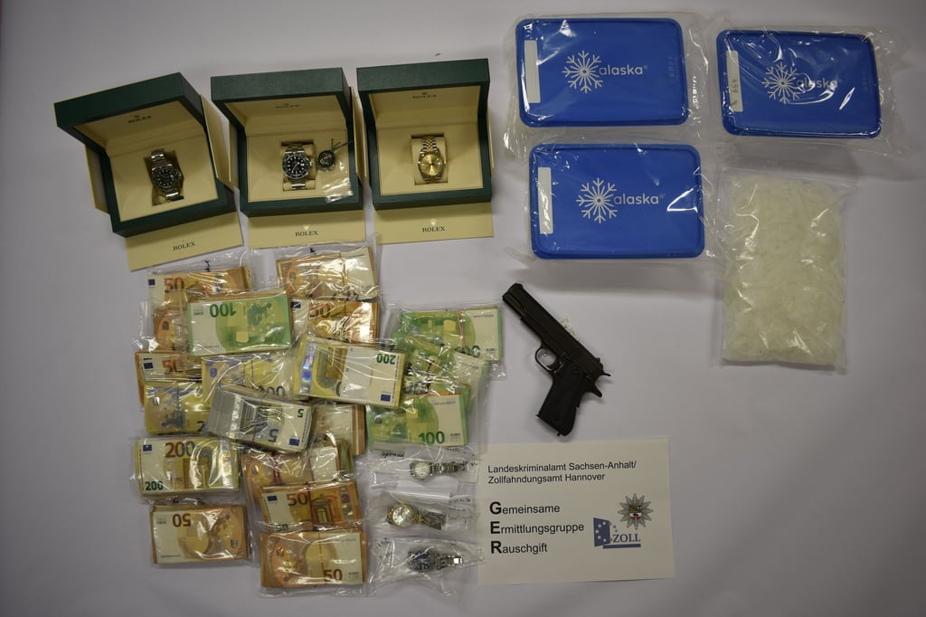 Die Drogen befanden sich in mehreren blauen Frischhalteboxen. Neben Geld wurden auch Uhren und Pistolen sichergestellt.