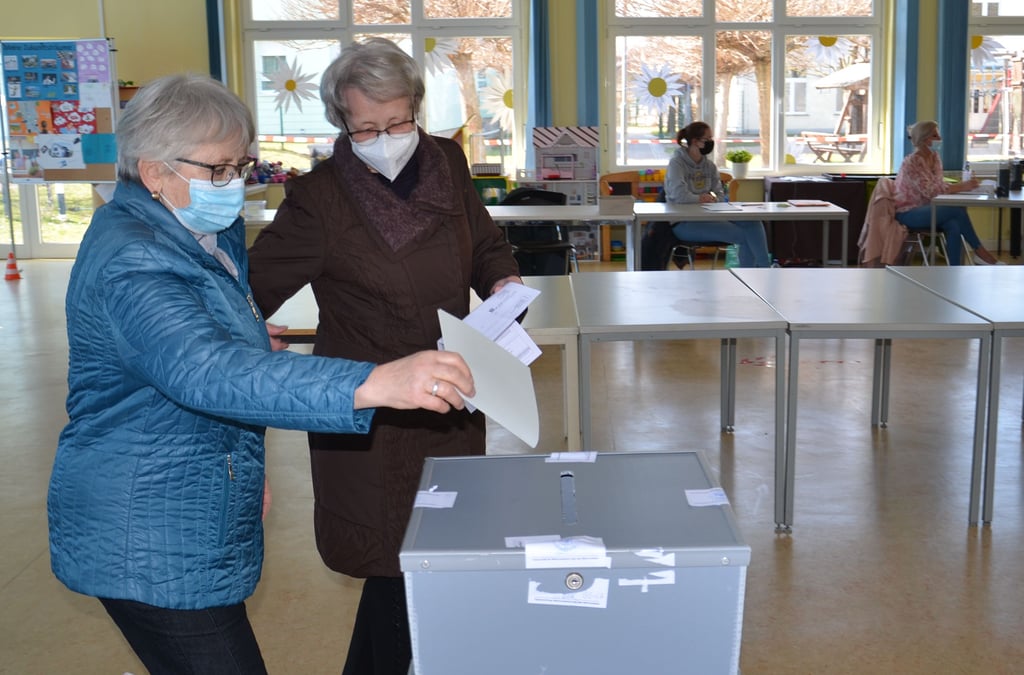 Crista Nickel und Marlies Waldburg wählen im Wahllokal 13 in der Löderburger Grundschule. Wer wird ihre Interessen im Rathaus Staßfurt künftig vertreten?
