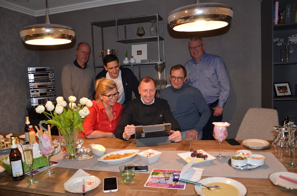 Sven Wagner und seine Frau Anke hatten SPD-Genossen zu sich nach Hause in Hohenerxleben eingeladen, um den Wahlabend zu erleben.