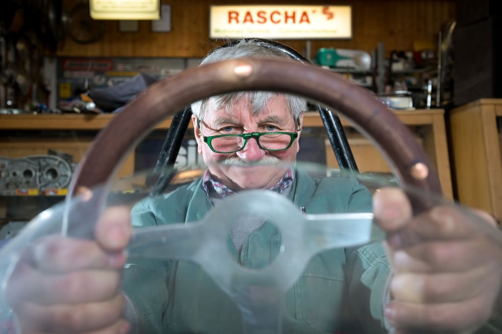 Ralf Schaum sitzt im legendären Formel-3-Rennwagen. Schaum hat in Handarbeit selbst das Lenkrad originalgetreu nach alten Fotos nachgebaut. Der Oldtimer-Liebhaber aus Teicha baut den bei Rennfreunden als Willy-Lehmann-Wartburg SEG II bekannten Kultwagen zusammen mit Freunden wieder auf Foto: