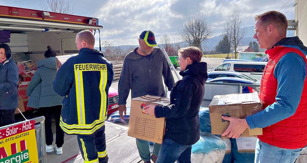 Viele freiwillige Helfer haben am Sonnabend die beiden Fahrzeuge des vierten Transports mit Hilfsgütern beladen.