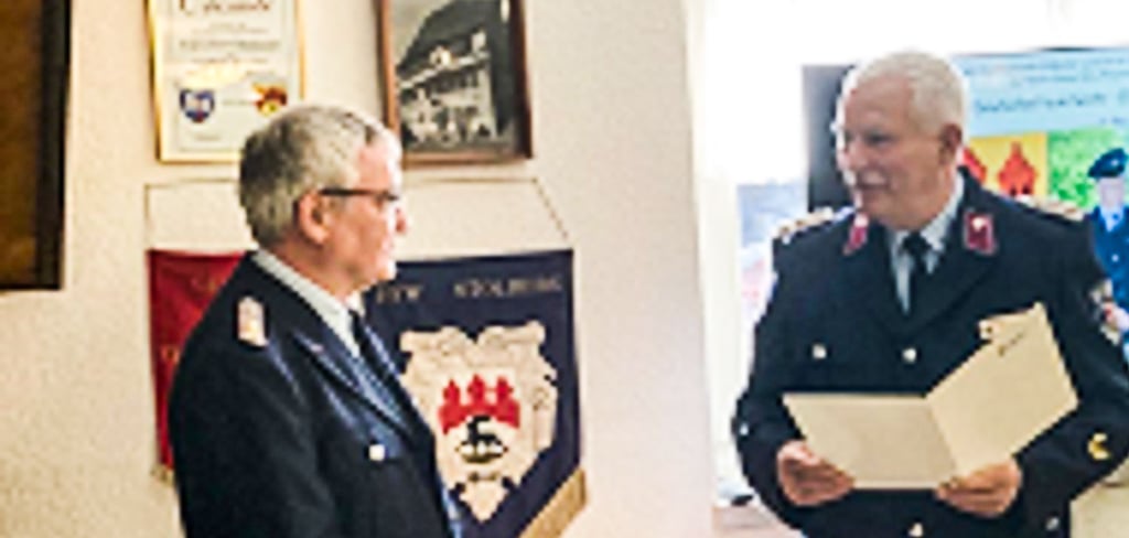 Hans-Jürgen Metzner wird vom Vorsitzenden des Landesfeuerwehrverbandes, Kai-Uwe Lohse, ausgezeichnet.
