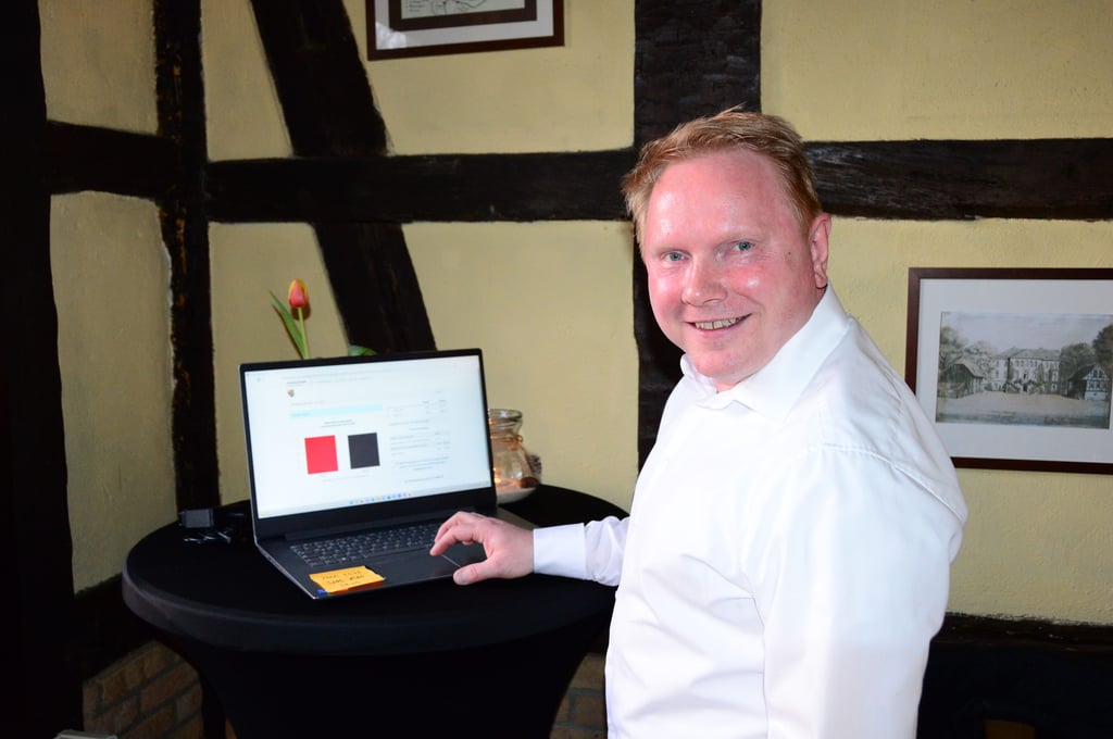 Steve Kanitz verfolgt die Auszählung der Landratswahl im Kalbenser Kutscherhaus.