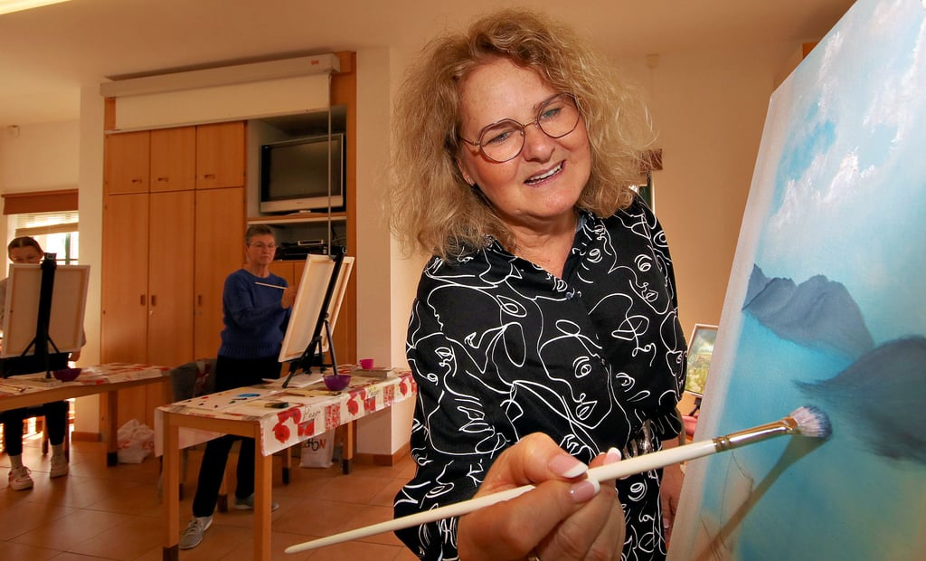 Christine Burkowski an der Leinwand im Umweltzentrum Ronney. Die Malerin kommt seit Jahren an die Elbe und malt hier mit interessierten Teilnehmern in ihren Kursen gern.