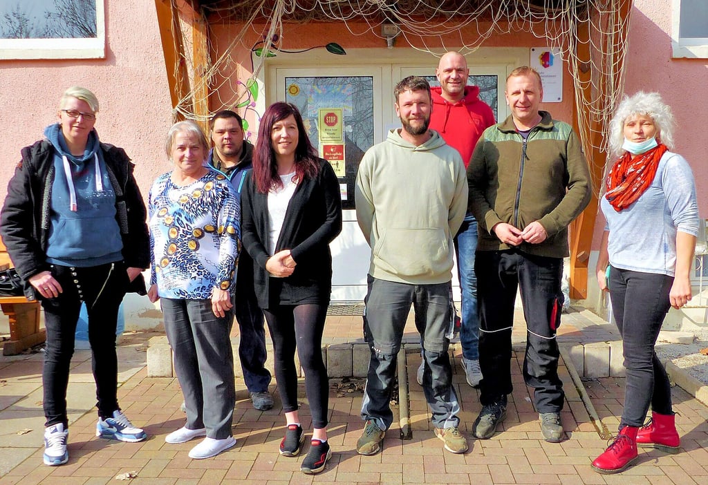 MGH-Leiterin Angela Reininger (r.) freut sich über die Unterstützung durch das Team des Hauses sowie Mitarbeiter des Bauhofes Nebra.
