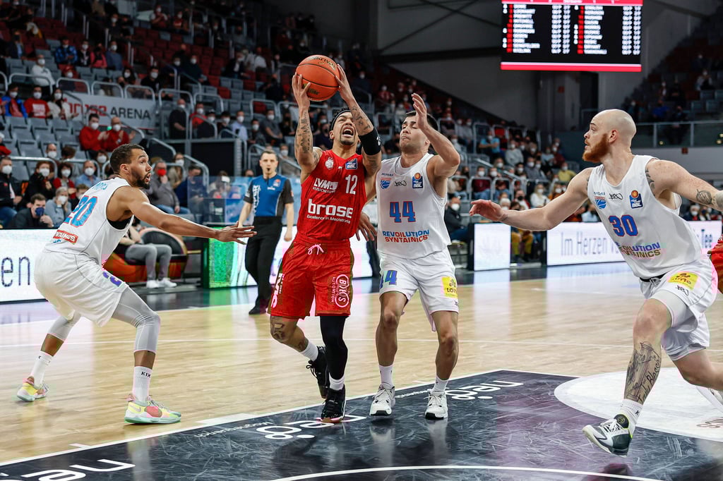 Die MBC-Defense kann Bambergs Justin Robinson nicht stoppen.