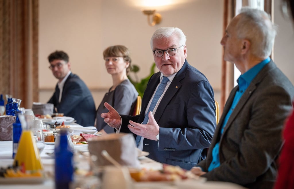 Bundespräsident Frank-Walter Steinmeier spricht in Altenburg mit engagierten Bürgerinnen und Bürgern.