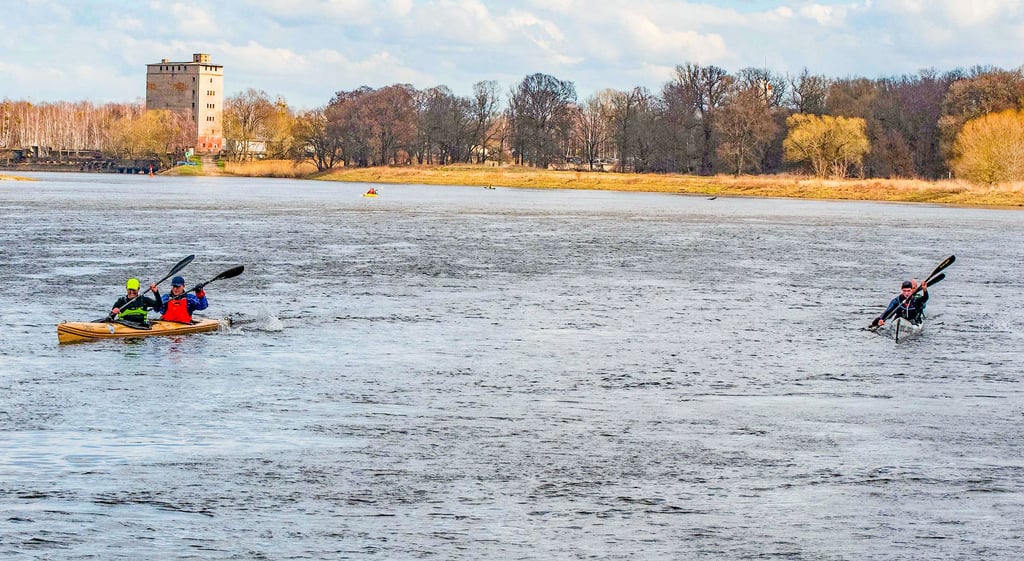 Auch nach anstrengenden 32 Kilometer bergauf und -ab wetteiferten die Paddler im Zweierkajak noch kurz vor dem Ziel um jede Sekunde.