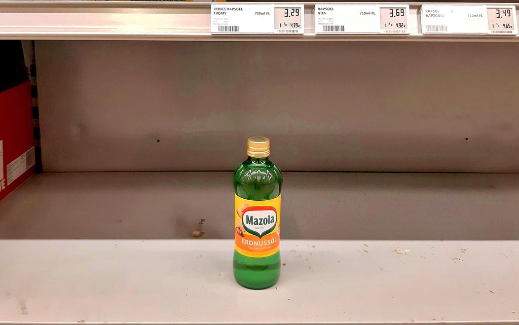 Werden Mehl, Öl und ähnliche Produkte des täglichen Bedarfs knapp – angesichts des Ukraine-Krieges? Ängste sind da bei den Menschen. In den Anfängen der Corona-Pandemie führte das Hamstern von Toilettenpapier, das Einkaufen von vielen weit über den normalen tatsächlichen Bedarf hinaus, dazu, dass es tatsächlich zu Engpässen kam. Und nun schon wieder?