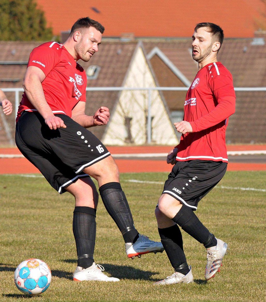 „Nimm du ihn, ich hab ihn schon...“ Christopher Schumann (l.) und Lucas Hoffmann - hier in einem früheren Spiel - haben mit dem BSC Laucha in der Landesklasse ihre Erfolgsserie fortgesetzt.