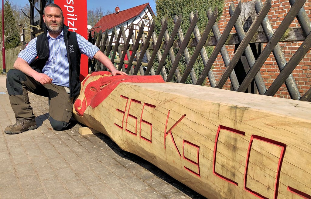 Robert Klose von der Schutzgemeinschaft Deutscher Wald zeigt einen von der Sparkasse gestifteten Klimastamm. Er entspricht exakt der Menge Eichenholz, in der 366 Kilogramm Kohlendioxid gebunden sind. So viel entsteht für den durchschnittlichen jährlichen Fleischkonsum eines Bundesbürgers.