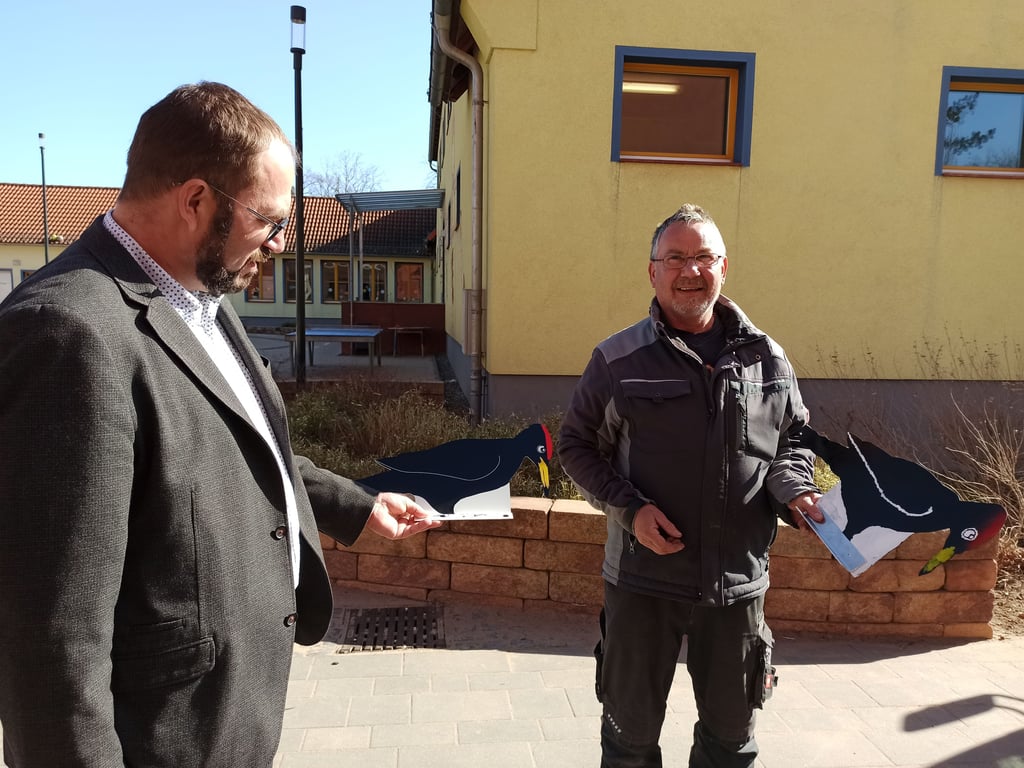 Gemeindebürgermeister Kay Gericke (l.) und Gemeindearbeiter Frank Stiele mit den Blechspechten.