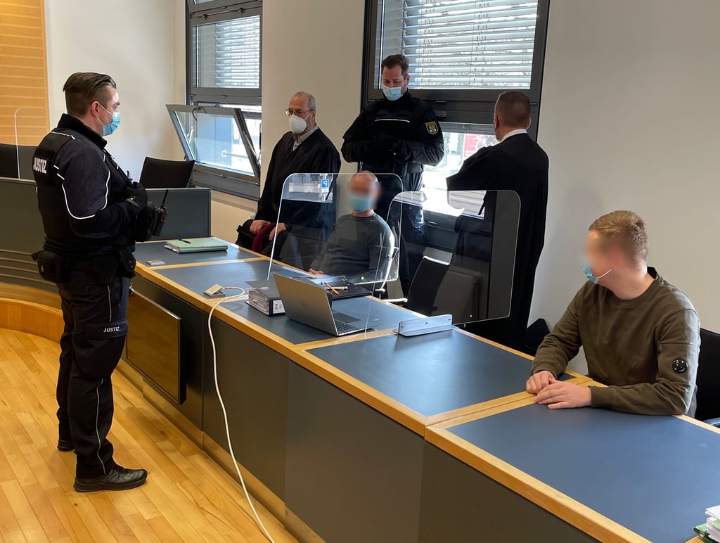 Die beiden Angeklagten aus Haldensleben sitzen auf der Anklagebank am Magdeburger Landgericht.