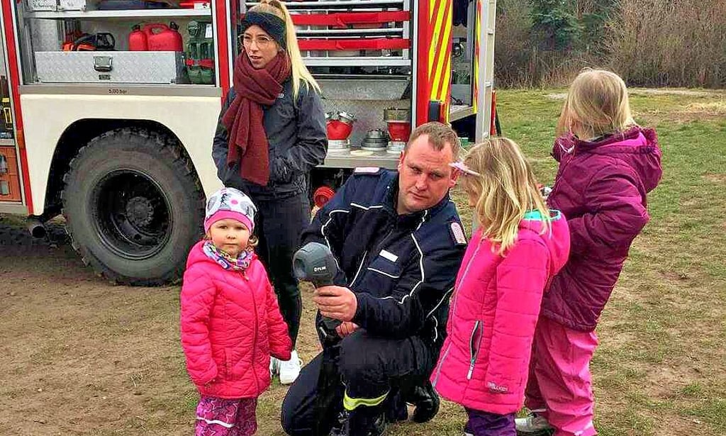 Die Kameraden der Ortsfeuerwehren präsentieren den Kita-Kindern ihre hochmoderne Technik.