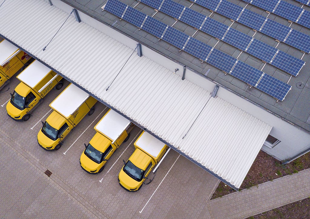 So oder so ähnlich könnte ein neuer Zustellstützpunkt von DHL in Schönebeck aussehen. Das Unternehmen strebt an, bis zum Jahr 2025 bundesweit 280 klimaneutrale Zustellstützpunkte zu errichten.