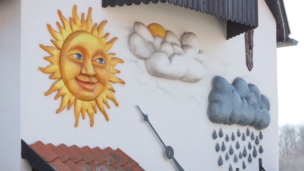 Auf Sonne steht eine Anzeige am größten Wetterhaus der Welt in der Harzstadt Gernrode. Das sonnige Wetter bleibt auch in der kommenden Woche erhalten.