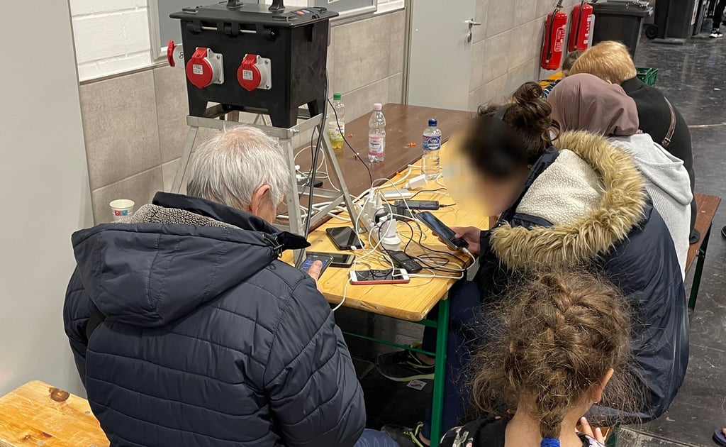 An mehreren Stellen in den Messehallen gibt es die Möglichkeit, das Handy zu laden. Zudem steht freies Wlan zur Verfügung, damit die Geflüchteten in Kontakt mit ihren Familien in der Ukraine bleiben können.