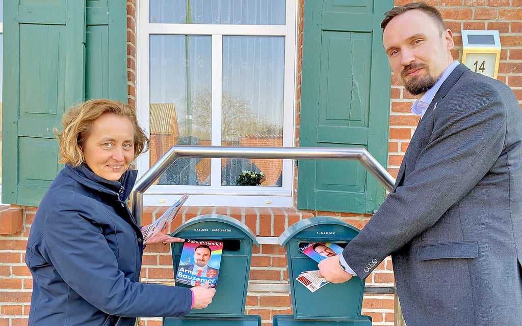 Beatrix von Storch und Arno Bausemer (beide AfD) werfen Flyer in die Briefkästen in Bindfelde. Damit unterstützt sie Bausemer als Kandidat für die Oberbürgermeisterwahl in Stendal.
