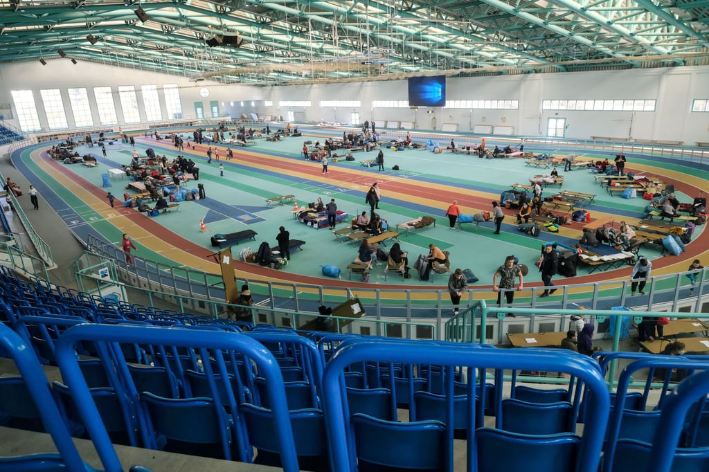 Blick in die Flüchtlingsunterkunft in der Sporthalle Brandberge. Hier sind derzeit 310 Flüchtlinge aus der Ukraine untergebracht. Die Kapazität würde für 400 Personen reichen, aber die Maximalkapazität wollen die Verantwortlichen der Stadt nicht ausnutzen.