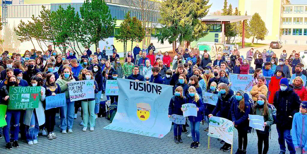 Kampf gegen Fusion: Am Stadtfeld-Gymnasium in Wernigerode protestieren Schüler gegen die Entscheidung des Kreistags.