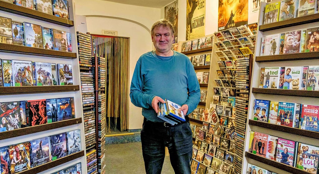 Hat das Hobby zum Beruf gemacht: Knut Mallwitz in seiner Coswiger Videothek