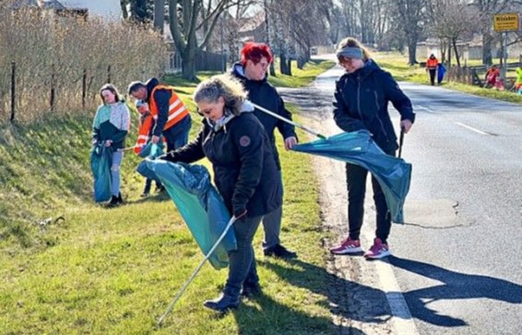 Insgesamt beteiligten sich 20 Männer, Kinder und Frauen an der Müllsammel-Aktion.