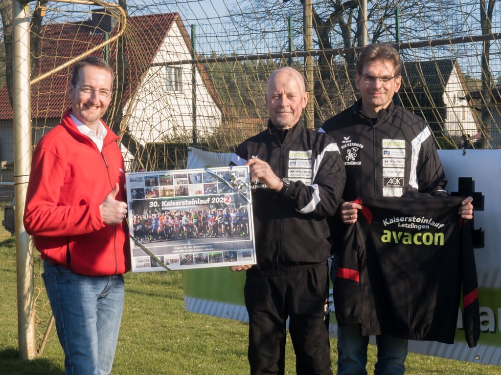 Andreas Forke von der Avacon (von links) überreichte Dietmar Hinz und Torsten Schulz von der Letzlinger Laufgruppe Sportjacken, Banner und mobile Streckenbeschilderungen für den 30. Kaisersteinlauf.