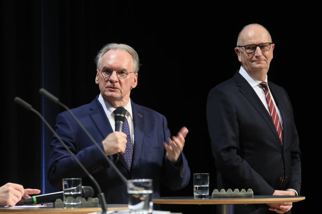 Reiner Haseloff (links) mit seinem brandenburgischen Amtskollegen Dietmar Woidke bei einer Konferenz in Cottbus.