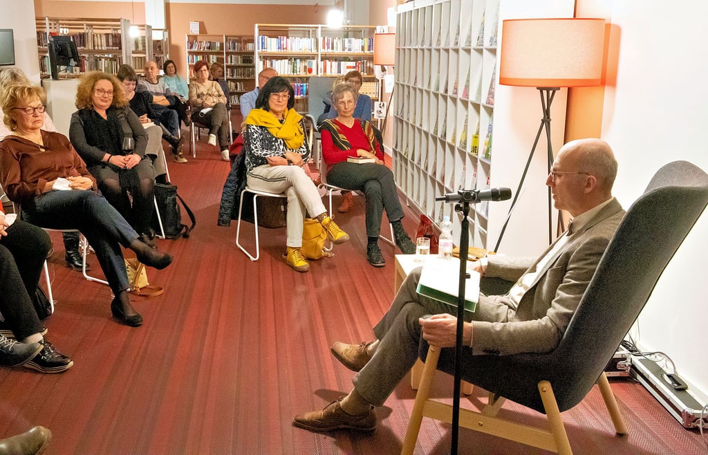 Hat im Sessel Platz genommen: Schriftsteller Ewald Arenz liest in der Stadtbibliothek Naumburg aus seinem Roman „Der große Sommer“.