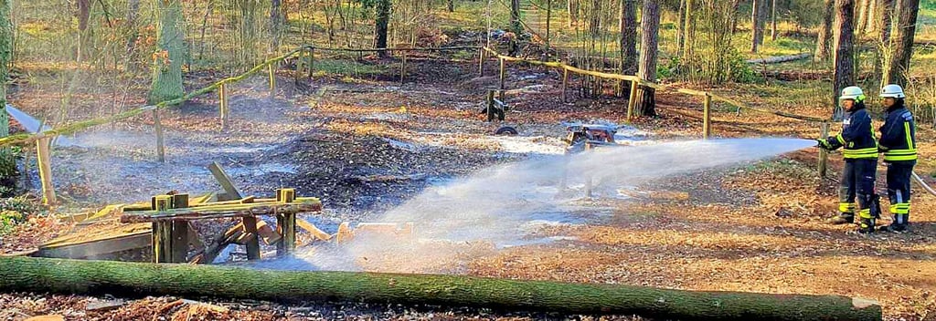Am Sonntagnachmittag gab es ein Bodenlauffeuer in Höhe des Waldspielplatzes in Güsen.