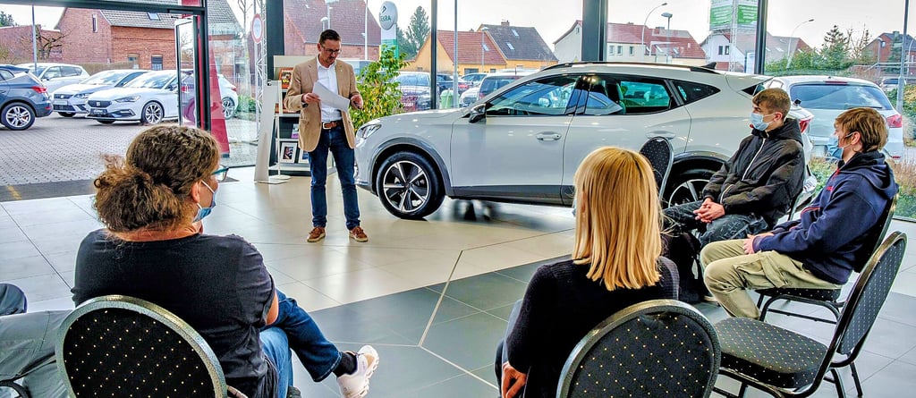 Beim Tag der Berufe der Arbeitsagentur Dessau-Roßlau-Wittenberg ging es auch ins Autohaus Schandert in Wittenberg, wo Jochen Schandert Schülern das Unternehmen und die Ausbildung vorstellte.