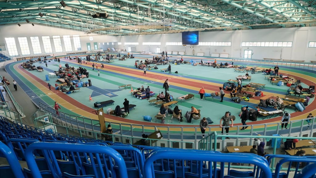 Blick in die Flüchtlingsunterkunft in der Sporthalle Brandberge. Hier sind derzeit rund 300 Flüchtlinge aus der Ukraine untergebracht.