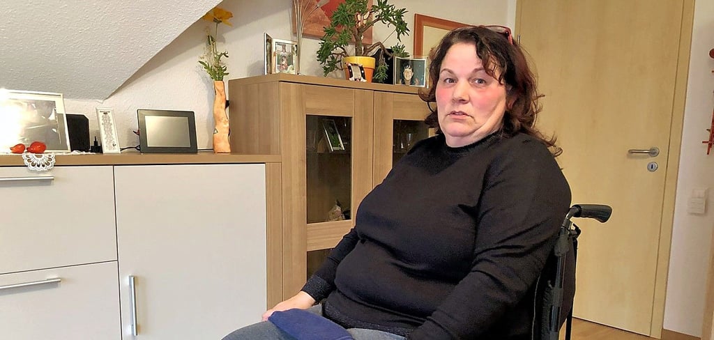 Andrea Stehr sitzt im Rollstuhl. Einen Anspruch auf einen Behindertenparkplatz hat sie derzeit nicht, obwohl sie nicht laufen kann.