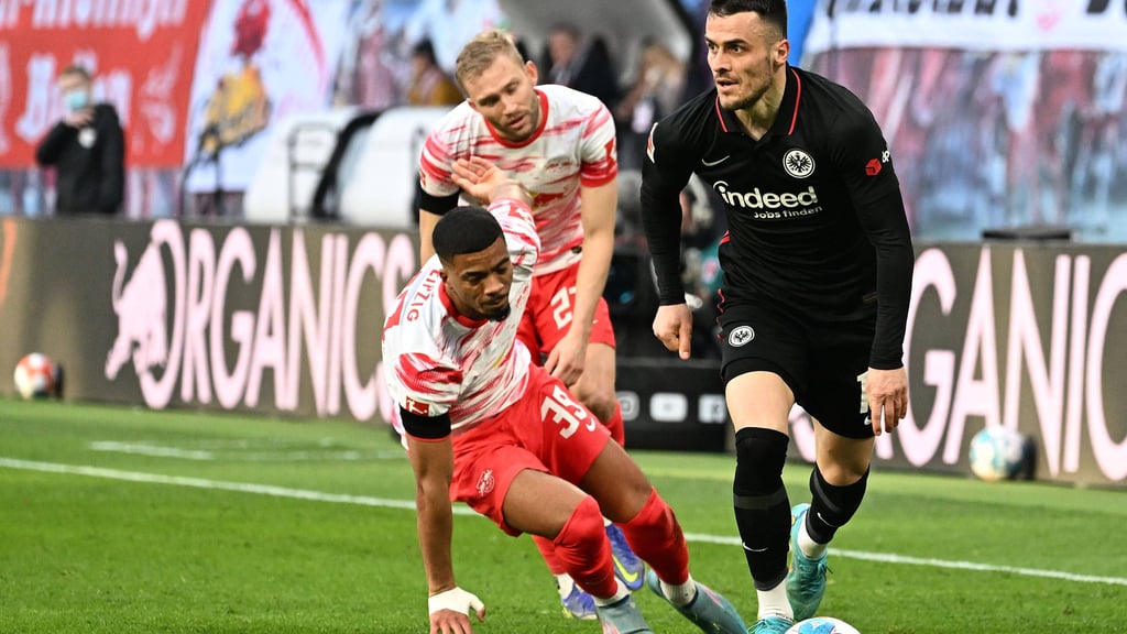 Abwehrarbeit kann nerven: Benjamin Henrichs und Konrad Laimer gegen Frankfurts Filip Kostic.