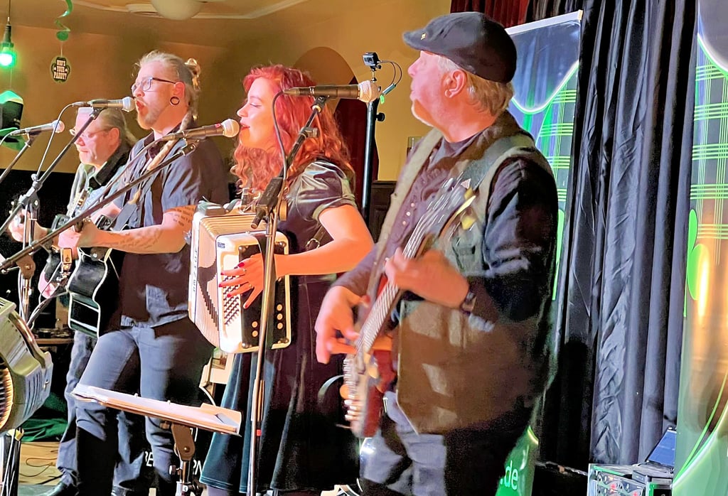 „F.misd“ aus Staßfurt - Achim, Phil, Jani und Holger (von links) - spielen Irish Folk im Bestehornhaus. Wer das Event verpasst hat, kann es sich online ansehen und -hören.
